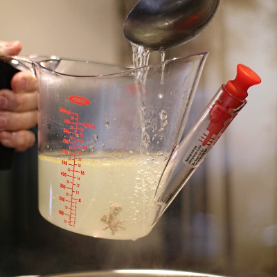 Remove the scum and retain the soup