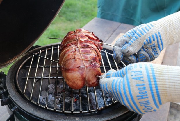 Hold the two skewers and rotate your hands ...