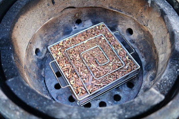 Smoke generator in the base of the Big Green Egg