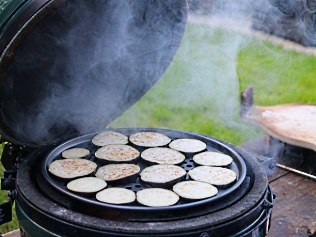 Smoking aubergine sliced in a Big Green Egg