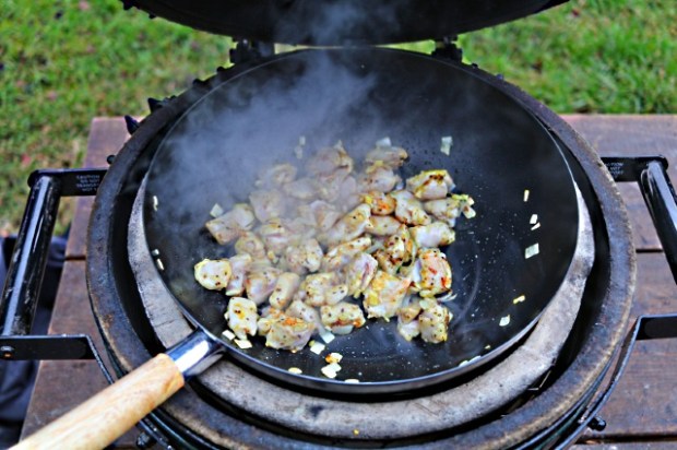 Stir frying chicken and vegetables with a Minimax Big Green Egg