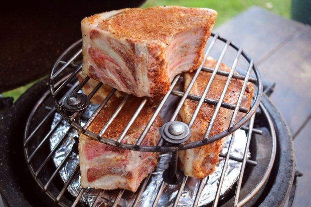 Cooking four double cut pork chops in the Minimax