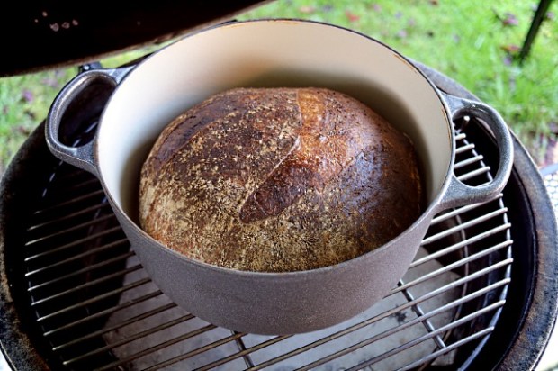 Baking bread with a casserole dish in a Big Green Egg