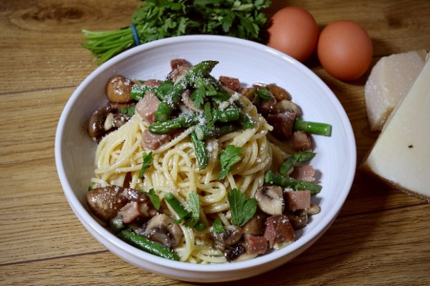 Smoked ham and spaghetti carbonara topped with parsley