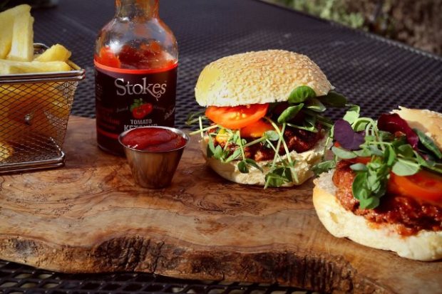 Mad max turkey burger with chips and tomato sauce