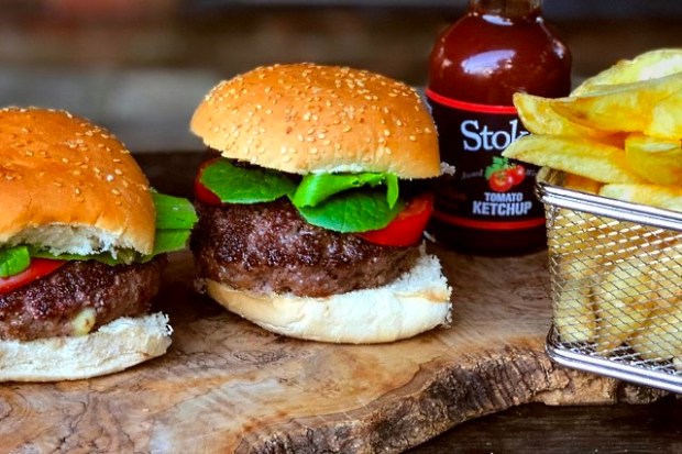 Jucy Lucy burgers served with chips and Stoke's ketchup