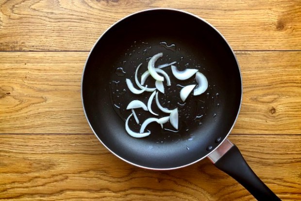 Frying onions in oil