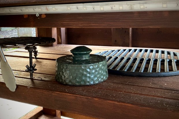 Ceramic cap, cast iron grid and grid extender within easy reach