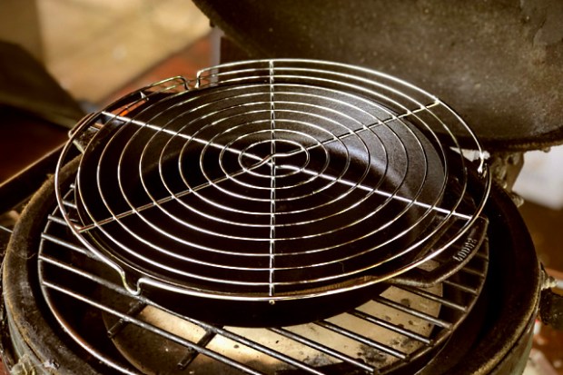 Cast iron pan raised up over the platesetter with an air gap underneath